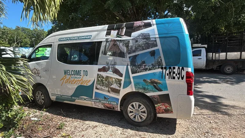 Costado de la camioneta con el lema «Welcome to a great adventure» y fotos de cenotes, tortugas y mariscos